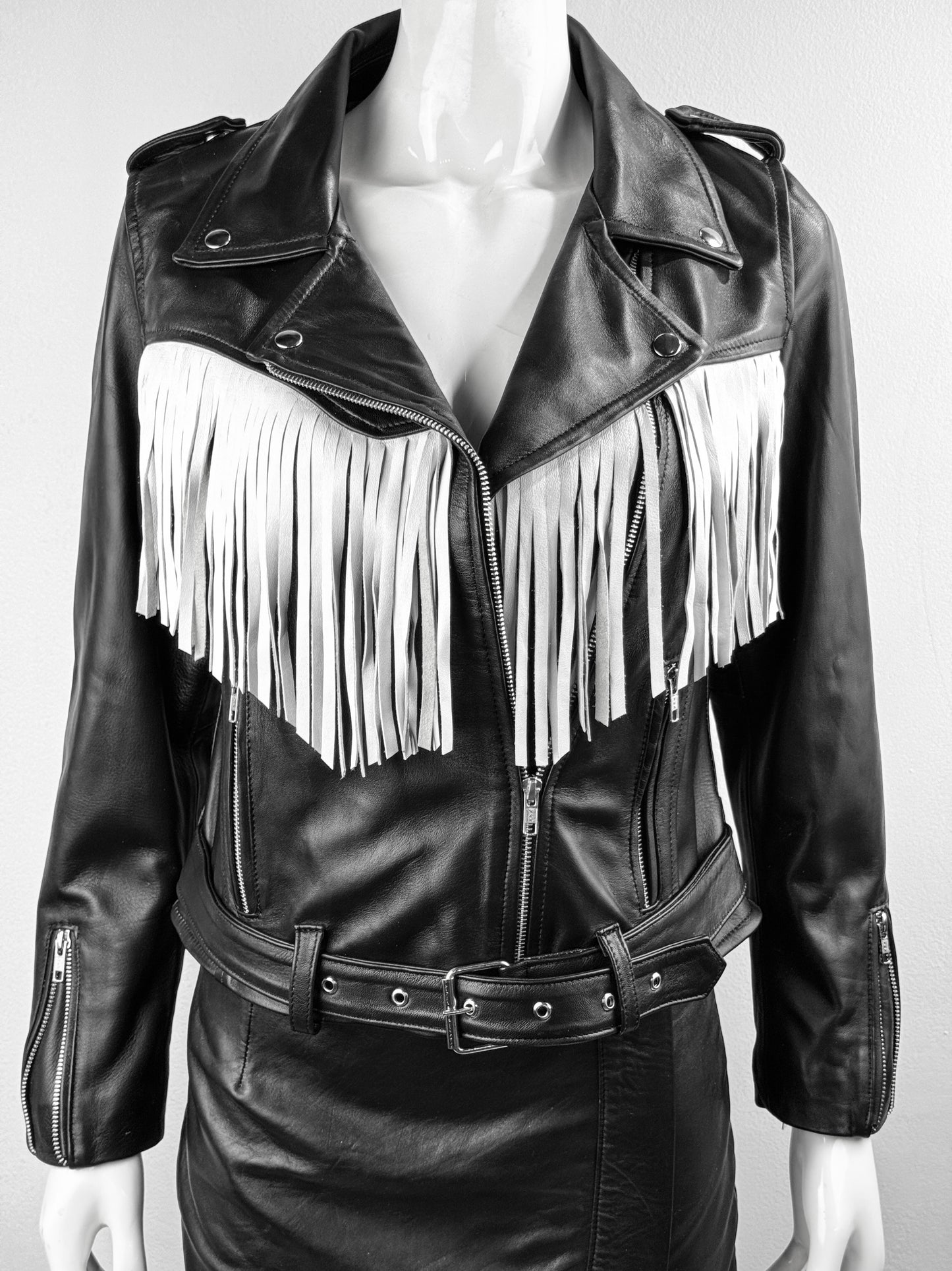 WHITE/BLACK FRINGED