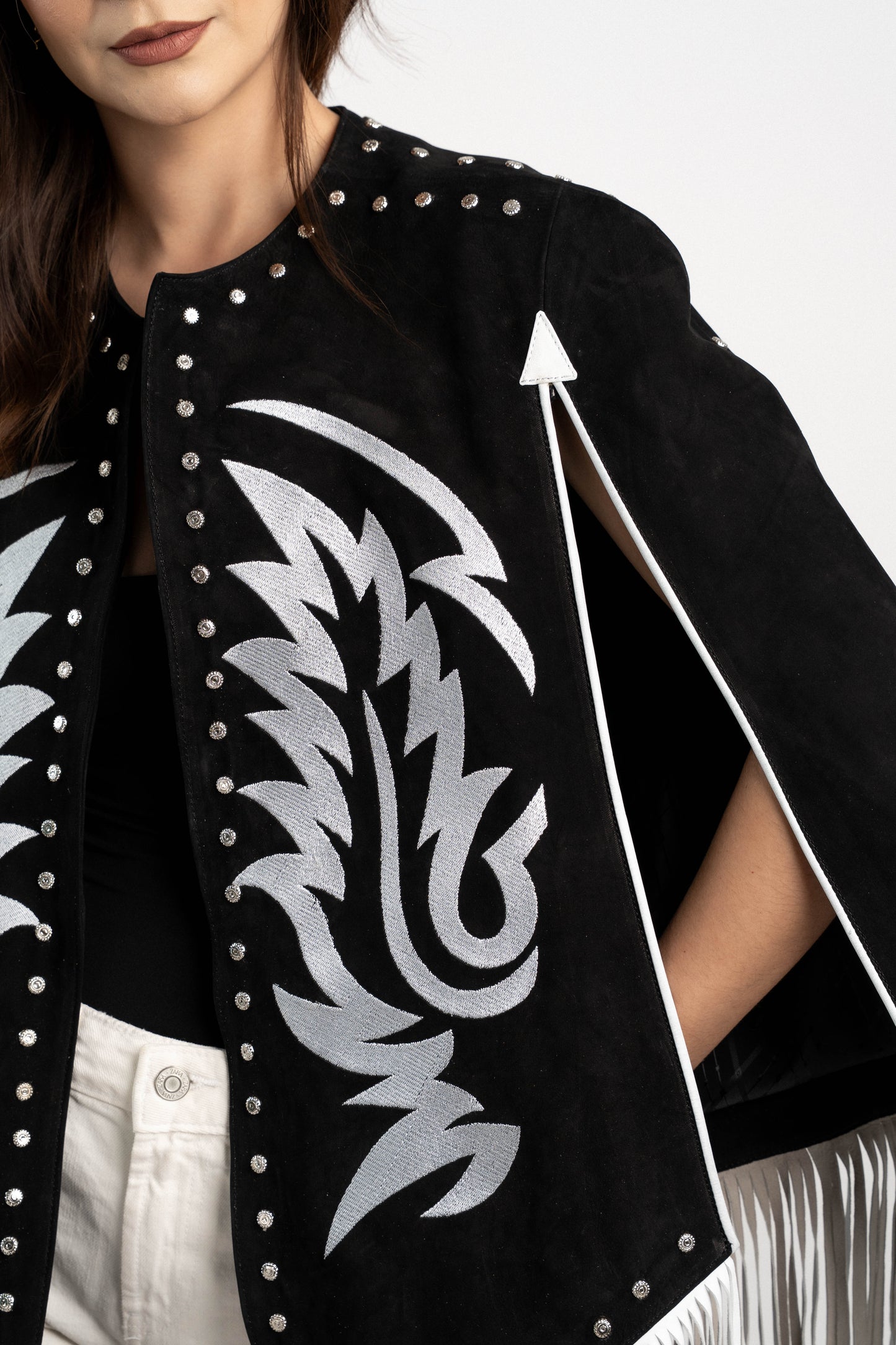 CAPA NEGRA BORDADOS