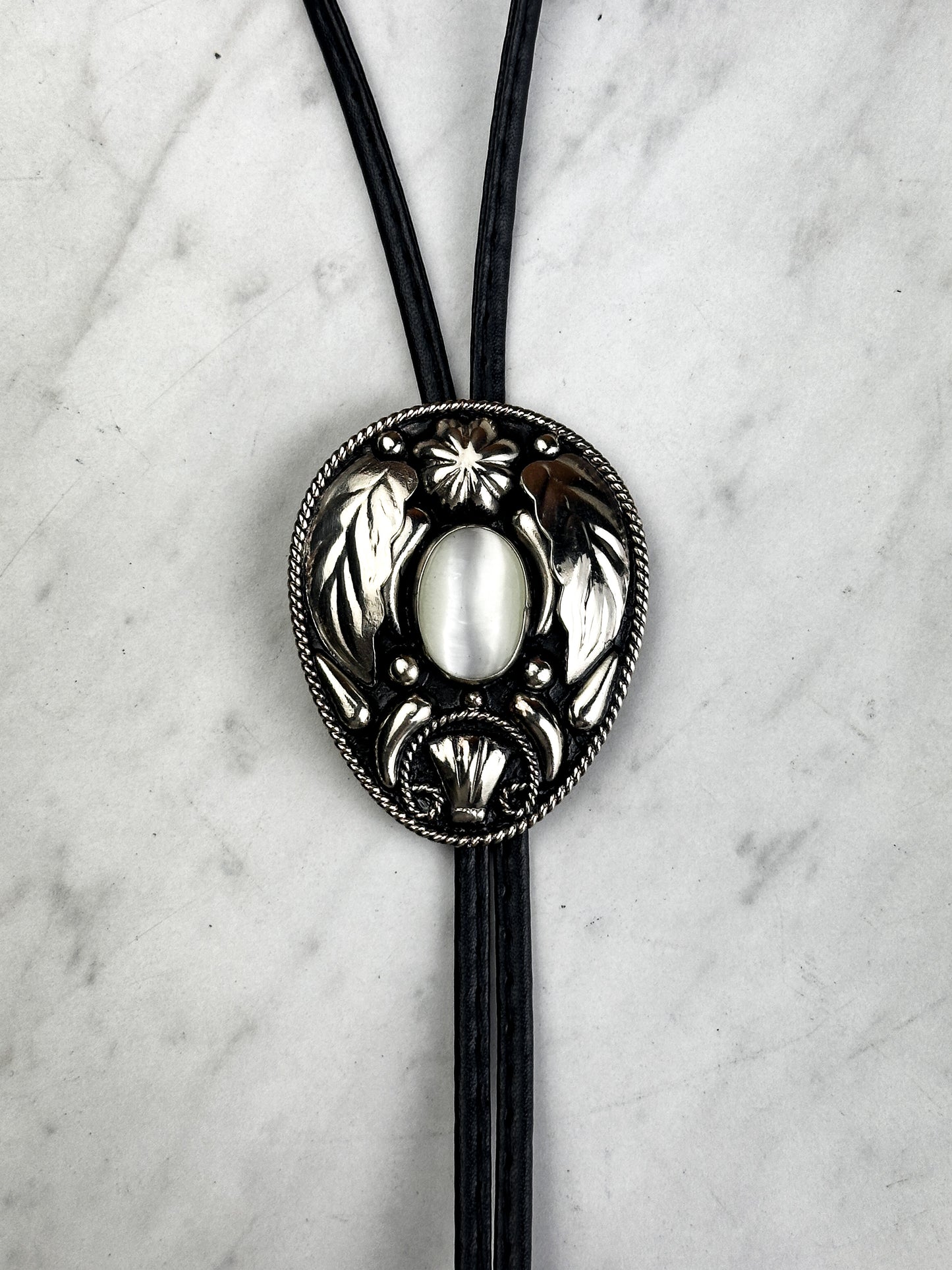BOLO TIE WHITE PEARL